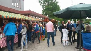 drukte en enthousiasme bij de sterk georganiseerde Gezonde(re) Voetbalkantine van gastheer TLC uit Leek