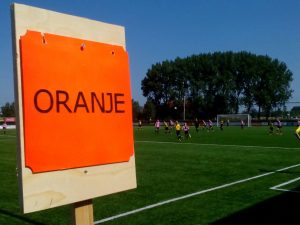 velden worden op het NK Jeugdvoetbal aangeduid in de kleuren oranje, rood, wit, blauw