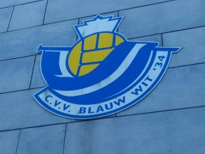 het logo van gastheer Blauw Wit'34