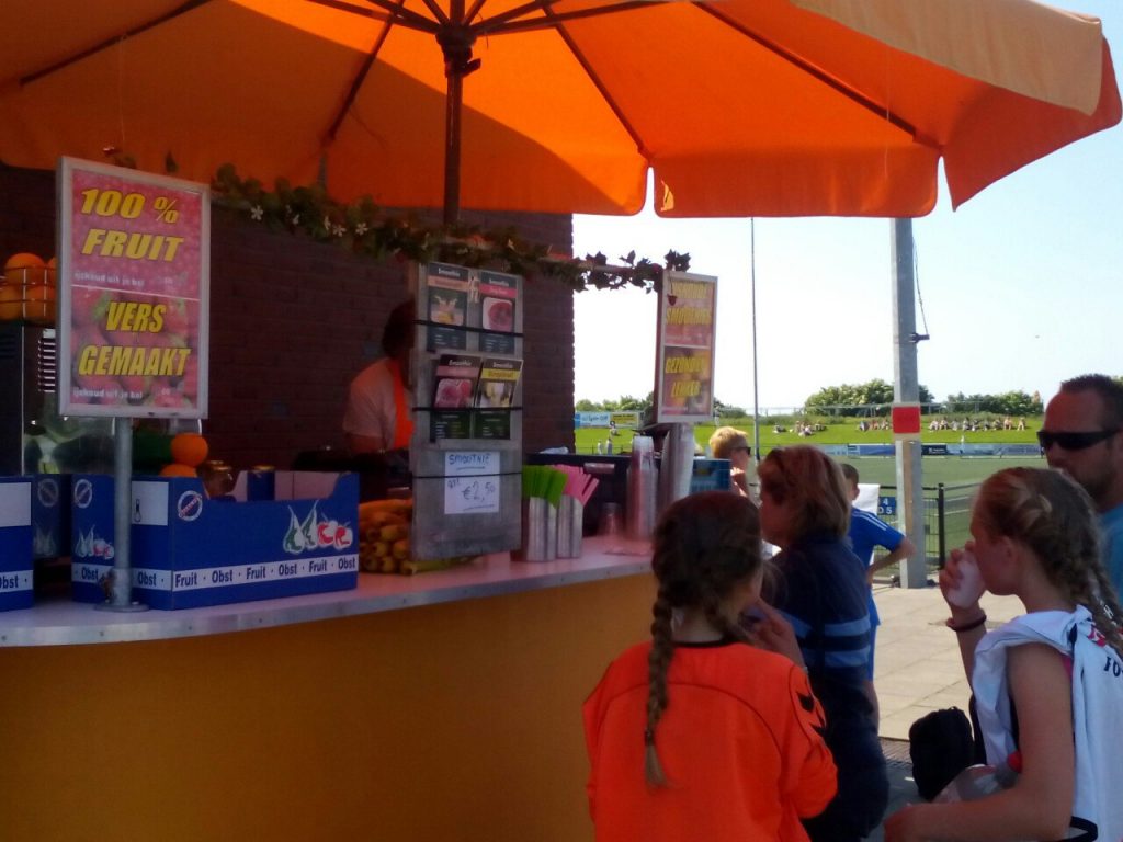 de kantine van Blauw Wit'34 bood o.a. verse smoothies en fruit mixes aan