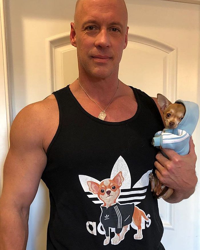 Bodybuildern retade andra för sina små hundar – tills en Chihuahua räddade honom och förändrade allt