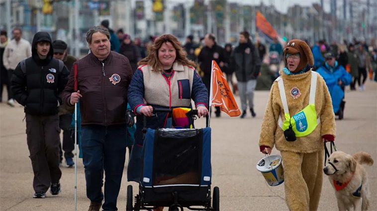 Hundratals människor hedrade döende ledhunden på hans sista promenad