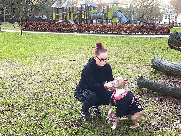 Pitbull-valpen ryckte in när 22-åriga Hanna blev attackerad på promenad