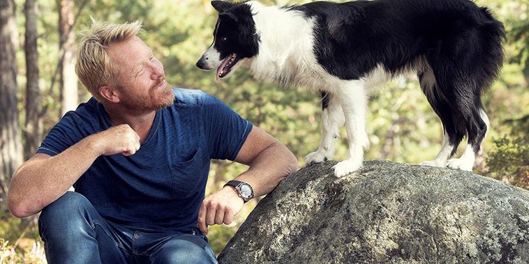 Hundcoachen Fredrik Steen bjuder på 238 låtar speciellt skapade för hundar
