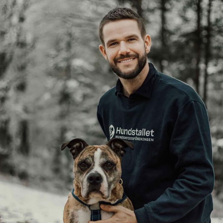 Johnny Kroneld från Hundstallet ser samarbetet med IF Brommapojkarna som en unik chans att ge utsatta hundar nytt hopp och synlighet. Foto: Hundstallet.
