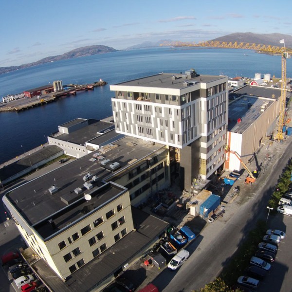 Dronebilde-viser-nybygg-mellom-eksisterende-hotell-og-kulturhus