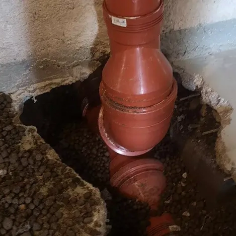 stambyte avloppsrör på bild visar en 160 x 110 förminskning, en 45 gradig 160 rör, ett grenrör 160 går ner under en betongvägg och ska bäddas över med lekakulor