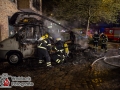 Ein Flammeninferno weckte Anwohner der Puvogelstraße in der Nacht zum Donnerstag auf. Ein Wohnmobil war in Brand geraten und brannte lichterloh bei Eintreffen der Feuerwehr. Nur mit mehreren Rohren konnte die Feuersbrunst bekämpft werden. Umstehende Fahrzeuge, sowie eine Gebäudewand wurden stark durch die Hitzestrahlung beschädigt. Bei einem weiteren Wohnmobil fanden die Polizisten Grillanzünder auf einem Reifen. Glücklicherweise hatte dieser Brandsatz nicht gezündet und das WOhnmobil blieb verschont. In der vergangenen Woche gab es schon einen ähnlichen Vorfall in der Puvogelstraße. Auch hier zündete der Brandsatz am Wohnmobil nicht. Verletzt wurde niemand. Die Polizei hat die Ermittlungen nach dem Täter aufgenommen. Eine Sofortfahndung mit mehrere Streifenwagen blieb leider erfolglos. Foto: Dominick Waldeck