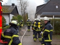 Carportbrand in Hamburg Bergstedt. 2 PKW ausgebrannt. Schaumeinsatz der Feuerwehr Foto: Dominick Waldeck