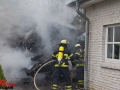 Carportbrand in Hamburg Bergstedt. 2 PKW ausgebrannt. Schaumeinsatz der Feuerwehr Foto: Dominick Waldeck