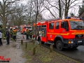 Carportbrand in Hamburg Bergstedt. 2 PKW ausgebrannt. Schaumeinsatz der Feuerwehr Foto: Dominick Waldeck