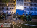 In der Nacht zu Mittwoch kam es in Rothenburgsort zu mehreren Bränden. In der Straße Billhorner Röhrendamm brannte zunächst Unrat an einer Hausfassade, eine Stunde später brannten zwei Kellerverschläge ein paar Hundert Meter weiter. Ein Zusammenhang kann nicht ausgeschlossen werden. DIe Feuerwehr rückte mit einem Großaufgebot zu dem Kellerbrand aus, da nicht sicher war, ob Menschen gefährdet sind. Unter Atemschutz konnte das Feuer durch die Hilfe einer Druckbelüftung schnell lokalisert und bekämpft werden. Verletzt wurde bei den Einsätzen niemand. Foto: Dominick Waldeck