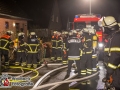 Am späten Mittwochabend bemerkten Anwohner der Boysheide in HH-Langenhorn Flammenschein und eine massive Rauchentwicklung aus einem Bungalow. Die Feuerwehr alarmierte auf Grund der Vielzahl an Anrufen gleich ein größeres Kräfteaufgebot zur Einsatzstelle. Bei Eintreffen der ersten Kräfte versuchten die Bewohner, ein Renterpärchen (85 und 86 Jahre), noch mit einem Gartenschlauch den Brand zu  löschen. Doch das Feuer hatte sich schon zu doll ausgebreitet. Sie kamen mit dem Verdacht einer Rauchgasinhalation in ein Krankenhaus. Das Feuer konnte mit mehreren Rohren im Innen- und Außenangriff bekämpft werden. Um auch letzte Glutnester ablöschen zu können, musste die Dachhaut mit Spezialsägen aufgenommen werden. Foto: Dominick Waldeck