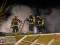 Am späten Mittwochabend bemerkten Anwohner der Boysheide in HH-Langenhorn Flammenschein und eine massive Rauchentwicklung aus einem Bungalow. Die Feuerwehr alarmierte auf Grund der Vielzahl an Anrufen gleich ein größeres Kräfteaufgebot zur Einsatzstelle. Bei Eintreffen der ersten Kräfte versuchten die Bewohner, ein Renterpärchen (85 und 86 Jahre), noch mit einem Gartenschlauch den Brand zu  löschen. Doch das Feuer hatte sich schon zu doll ausgebreitet. Sie kamen mit dem Verdacht einer Rauchgasinhalation in ein Krankenhaus. Das Feuer konnte mit mehreren Rohren im Innen- und Außenangriff bekämpft werden. Um auch letzte Glutnester ablöschen zu können, musste die Dachhaut mit Spezialsägen aufgenommen werden. Foto: Dominick Waldeck