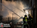 Gegen 00:30 Uhr bemerkten Anwohner hellen Flammenschein aus der Straße Osterrade. Eine Tischlerei stand in Vollbrand. Der Zugführer löste die 2. Alarmstufe aus und die Feuerwehr war somit mit mehr als 70 Einsatzkräften vor Ort. Die Lagerhalle konnte nicht mehr gerettet werden, aber das angrenzende Geschäftshaus wurde gehalten. Lediglich in das Erdgeschoss drangen Rauch un Flammen, die aber schnell gelöscht wurden. Verletzt wurde zum Glück niemand. Die Feuerwehr setzte 3 C-Rohre und 3 B-Rohre sowie zwei Wenderohre über Drehleiter ein. Foto: Dominick Waldeck