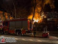 Am späten Donnerstagabend geriet aus bislang unbekannter Ursache ein Reetdachhaus an der Langenhorner Chaussee in Brand. Das Feuer fraß sich schnell durch die Dachkonstruktion und binnen kürzester Zeit stand das gesamte Gebäude in Vollbrand. Die Feuerwehr erhöhte auf die 2. Alarmstufe und war mit ca. 60 Mann vor Ort. Die Flammen schlugen meterhoch in den Nachthimmel und die Rauchsäule ging bis zum Flughafen. Das Feuer wurde mit mehrere Rohren im Innen- udn Außenangriff gelöscht. Foto: Dominick Waldeck