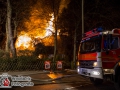 Am späten Donnerstagabend geriet aus bislang unbekannter Ursache ein Reetdachhaus an der Langenhorner Chaussee in Brand. Das Feuer fraß sich schnell durch die Dachkonstruktion und binnen kürzester Zeit stand das gesamte Gebäude in Vollbrand. Die Feuerwehr erhöhte auf die 2. Alarmstufe und war mit ca. 60 Mann vor Ort. Die Flammen schlugen meterhoch in den Nachthimmel und die Rauchsäule ging bis zum Flughafen. Das Feuer wurde mit mehrere Rohren im Innen- udn Außenangriff gelöscht. Foto: Dominick Waldeck