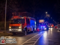 Am späten Donnerstagabend geriet aus bislang unbekannter Ursache ein Reetdachhaus an der Langenhorner Chaussee in Brand. Das Feuer fraß sich schnell durch die Dachkonstruktion und binnen kürzester Zeit stand das gesamte Gebäude in Vollbrand. Die Feuerwehr erhöhte auf die 2. Alarmstufe und war mit ca. 60 Mann vor Ort. Die Flammen schlugen meterhoch in den Nachthimmel und die Rauchsäule ging bis zum Flughafen. Das Feuer wurde mit mehrere Rohren im Innen- udn Außenangriff gelöscht. Foto: Dominick Waldeck