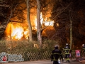 Am späten Donnerstagabend geriet aus bislang unbekannter Ursache ein Reetdachhaus an der Langenhorner Chaussee in Brand. Das Feuer fraß sich schnell durch die Dachkonstruktion und binnen kürzester Zeit stand das gesamte Gebäude in Vollbrand. Die Feuerwehr erhöhte auf die 2. Alarmstufe und war mit ca. 60 Mann vor Ort. Die Flammen schlugen meterhoch in den Nachthimmel und die Rauchsäule ging bis zum Flughafen. Das Feuer wurde mit mehrere Rohren im Innen- udn Außenangriff gelöscht. Foto: Dominick Waldeck