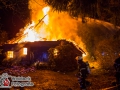 Am späten Donnerstagabend geriet aus bislang unbekannter Ursache ein Reetdachhaus an der Langenhorner Chaussee in Brand. Das Feuer fraß sich schnell durch die Dachkonstruktion und binnen kürzester Zeit stand das gesamte Gebäude in Vollbrand. Die Feuerwehr erhöhte auf die 2. Alarmstufe und war mit ca. 60 Mann vor Ort. Die Flammen schlugen meterhoch in den Nachthimmel und die Rauchsäule ging bis zum Flughafen. Das Feuer wurde mit mehrere Rohren im Innen- udn Außenangriff gelöscht. Foto: Dominick Waldeck