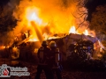 Am späten Donnerstagabend geriet aus bislang unbekannter Ursache ein Reetdachhaus an der Langenhorner Chaussee in Brand. Das Feuer fraß sich schnell durch die Dachkonstruktion und binnen kürzester Zeit stand das gesamte Gebäude in Vollbrand. Die Feuerwehr erhöhte auf die 2. Alarmstufe und war mit ca. 60 Mann vor Ort. Die Flammen schlugen meterhoch in den Nachthimmel und die Rauchsäule ging bis zum Flughafen. Das Feuer wurde mit mehrere Rohren im Innen- udn Außenangriff gelöscht. Foto: Dominick Waldeck