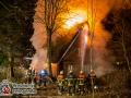 Am späten Donnerstagabend geriet aus bislang unbekannter Ursache ein Reetdachhaus an der Langenhorner Chaussee in Brand. Das Feuer fraß sich schnell durch die Dachkonstruktion und binnen kürzester Zeit stand das gesamte Gebäude in Vollbrand. Die Feuerwehr erhöhte auf die 2. Alarmstufe und war mit ca. 60 Mann vor Ort. Die Flammen schlugen meterhoch in den Nachthimmel und die Rauchsäule ging bis zum Flughafen. Das Feuer wurde mit mehrere Rohren im Innen- udn Außenangriff gelöscht. Foto: Dominick Waldeck