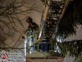 Am späten Donnerstagabend geriet aus bislang unbekannter Ursache ein Reetdachhaus an der Langenhorner Chaussee in Brand. Das Feuer fraß sich schnell durch die Dachkonstruktion und binnen kürzester Zeit stand das gesamte Gebäude in Vollbrand. Die Feuerwehr erhöhte auf die 2. Alarmstufe und war mit ca. 60 Mann vor Ort. Die Flammen schlugen meterhoch in den Nachthimmel und die Rauchsäule ging bis zum Flughafen. Das Feuer wurde mit mehrere Rohren im Innen- udn Außenangriff gelöscht. Foto: Dominick Waldeck