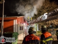 Aus ungeklärter Ursache geriet ein Wirtschaftsgebäude der Asylunterkunft am Waldweg in Brand. Es kam zu einer starken Rauchentwicklung. Das Feuer wurde mit 3 Rohren im Innenangriff bekämpft. Verletzt wurde niemand. Brandursache bislang unklar. Foto: Dominick Waldeck