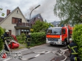 Ein Feuer zwerstörte am Mittwochmittag den Dachstuhl eines Mehrfamilienhauses in Hamburg-Wellingsbüttel.  Die Feuerwehr war mit einem Großaufgebot von ca. 70 Einsatzkräften zur Stelle um den Brand unter Kontrolle zu bekommen. Bei den Löscharbeiten bekam ein Feuerwehrmann Kreislaufproblem und musste rettungsdienstlich versorgt werden. Er musste glücklicherweise nicht in ein Krankenhaus. Das Feuer wurde mit je zwei C-Rohren im Innen- und Außenangriff über Drehleiter bekämpft. Auslöser für das Feuer waren möglicherweise Schweißarbeiten an einem Balkon die heute durchgeführt wurden. Dies ist nun Ermittlung der Polizei. Foto: Dominick Waldeck