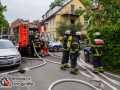 Ein Feuer zwerstörte am Mittwochmittag den Dachstuhl eines Mehrfamilienhauses in Hamburg-Wellingsbüttel.  Die Feuerwehr war mit einem Großaufgebot von ca. 70 Einsatzkräften zur Stelle um den Brand unter Kontrolle zu bekommen. Bei den Löscharbeiten bekam ein Feuerwehrmann Kreislaufproblem und musste rettungsdienstlich versorgt werden. Er musste glücklicherweise nicht in ein Krankenhaus. Das Feuer wurde mit je zwei C-Rohren im Innen- und Außenangriff über Drehleiter bekämpft. Auslöser für das Feuer waren möglicherweise Schweißarbeiten an einem Balkon die heute durchgeführt wurden. Dies ist nun Ermittlung der Polizei. Foto: Dominick Waldeck