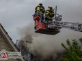 Ein Feuer zwerstörte am Mittwochmittag den Dachstuhl eines Mehrfamilienhauses in Hamburg-Wellingsbüttel.  Die Feuerwehr war mit einem Großaufgebot von ca. 70 Einsatzkräften zur Stelle um den Brand unter Kontrolle zu bekommen. Bei den Löscharbeiten bekam ein Feuerwehrmann Kreislaufproblem und musste rettungsdienstlich versorgt werden. Er musste glücklicherweise nicht in ein Krankenhaus. Das Feuer wurde mit je zwei C-Rohren im Innen- und Außenangriff über Drehleiter bekämpft. Auslöser für das Feuer waren möglicherweise Schweißarbeiten an einem Balkon die heute durchgeführt wurden. Dies ist nun Ermittlung der Polizei. Foto: Dominick Waldeck