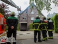 Ein Feuer zwerstörte am Mittwochmittag den Dachstuhl eines Mehrfamilienhauses in Hamburg-Wellingsbüttel.  Die Feuerwehr war mit einem Großaufgebot von ca. 70 Einsatzkräften zur Stelle um den Brand unter Kontrolle zu bekommen. Bei den Löscharbeiten bekam ein Feuerwehrmann Kreislaufproblem und musste rettungsdienstlich versorgt werden. Er musste glücklicherweise nicht in ein Krankenhaus. Das Feuer wurde mit je zwei C-Rohren im Innen- und Außenangriff über Drehleiter bekämpft. Auslöser für das Feuer waren möglicherweise Schweißarbeiten an einem Balkon die heute durchgeführt wurden. Dies ist nun Ermittlung der Polizei. Foto: Dominick Waldeck