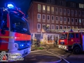 Am späten Donnerstagabend bemerkten Anwohner der Dithmarscher Straße in Hamburg-Dulsberg eine starke Rauchentwicklung in ihrem Haus. Die alarmierte Feuerwehr stellte massiven Rauch im Keller- und Erdgeschossbereich sowie im Dachbereich fest und begann mit der Rettung der vom Rauch eingeschlossenen Menschen. Zwei Personen wurden über Drehleiter gerettet, drei weitere über das verqualmte Treppenhaus. Dabei kamen sogenannte Brandfluchthauben zum Einsatz. Das Feuer konnte schließlich im Keller lokalisiert und gelöscht werden. Mit etwa 60 Einsatzkräften war die Feuerwehr Hamburg vor Ort.  Foto: Dominick Waldeck