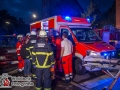 Am späten Donnerstagabend bemerkten Anwohner der Dithmarscher Straße in Hamburg-Dulsberg eine starke Rauchentwicklung in ihrem Haus. Die alarmierte Feuerwehr stellte massiven Rauch im Keller- und Erdgeschossbereich sowie im Dachbereich fest und begann mit der Rettung der vom Rauch eingeschlossenen Menschen. Zwei Personen wurden über Drehleiter gerettet, drei weitere über das verqualmte Treppenhaus. Dabei kamen sogenannte Brandfluchthauben zum Einsatz. Das Feuer konnte schließlich im Keller lokalisiert und gelöscht werden. Mit etwa 60 Einsatzkräften war die Feuerwehr Hamburg vor Ort.  Foto: Dominick Waldeck