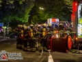 Am späten Donnerstagabend bemerkten Anwohner der Dithmarscher Straße in Hamburg-Dulsberg eine starke Rauchentwicklung in ihrem Haus. Die alarmierte Feuerwehr stellte massiven Rauch im Keller- und Erdgeschossbereich sowie im Dachbereich fest und begann mit der Rettung der vom Rauch eingeschlossenen Menschen. Zwei Personen wurden über Drehleiter gerettet, drei weitere über das verqualmte Treppenhaus. Dabei kamen sogenannte Brandfluchthauben zum Einsatz. Das Feuer konnte schließlich im Keller lokalisiert und gelöscht werden. Mit etwa 60 Einsatzkräften war die Feuerwehr Hamburg vor Ort.  Foto: Dominick Waldeck