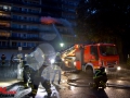 12.08.2016 ca. 21:00 Uhr Fuhlsbüttler Straße Wohnungsbrand im 4. OG mit Flammenüberschlag in 5. OG. 35 Menschen aus Hochhaus evakuiert. 4 Person verletzt in ein Krankenhaus. 1 Person tot aus Brandwohnung geborgen. 2C-Rohre im Innenangriff und 2C-Rohre im Außenangriff. ca. 60 Feuerwehrleute im Einsatz. Foto: Dominick Waldeck