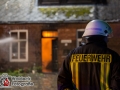 Gegen 22 Uhr meldeten Anwohner eines Bauernhauses in Bliestorf ein Feuer in ihrem Haus. Mit einem Feuerlöscher wurde noch ein Löschversuch unternommen, der allerdings erfolglos blieb. Das Feuer hatte sich schon zu doll im Dachstuhl der alten Bauernkate ausgebreitet. Bei Entreffen der ersten Feuerwehrkräfte stand der Dachstuhl lichterloh in Flammen, sodass die Alarmstufe erhöht wurde. Mit zehn Feuerwehren und ca. 90 Rettern versuchte man der Lage Herr zu werden. Dies gelang nur mit einem massiven Außenagriff über mehrere Rohre und das Ratzeburger Teleskopmastfahrzeug. Der Einsatz dauerte noch bis in die Nachtstunden an. Foto: Dominick Waldeck