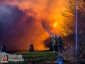 Gegen 18 Uhr ging ein Notruf bei der Feuerwehr in Bargteheide ein. Ein Feuer in einem Spänebunker war ausgebrochen. Als die ersten Kräfte eintrafen, hatte sich das Feuer bereits über die Dachkonstruktion auf weite Teile des 10x80m großen Gebäudes ausgebreitet. EIn Innenangriff war nicht mehr möglich, deswegen setzte die Feuerwehr mehrere Rohre im Außenangriff ein.  Es wurde die Alarmstufe auf FEU4 erhöht, sodass mehr als 100 Kräfte aus mehreren Wehren im Einsatz waren. Das Feuer konnte nach knapp 4 Stunden unter Kontrolle gebracht werden.  Da man Gefahrgüter in der Halle vermutete wurde der Löschzug-Gefahrgut ebenfalls an die Einsatzstelle beordert.  Foto: Dominick Waldeck