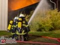 Gegen 18 Uhr ging ein Notruf bei der Feuerwehr in Bargteheide ein. Ein Feuer in einem Spänebunker war ausgebrochen. Als die ersten Kräfte eintrafen, hatte sich das Feuer bereits über die Dachkonstruktion auf weite Teile des 10x80m großen Gebäudes ausgebreitet. EIn Innenangriff war nicht mehr möglich, deswegen setzte die Feuerwehr mehrere Rohre im Außenangriff ein.  Es wurde die Alarmstufe auf FEU4 erhöht, sodass mehr als 100 Kräfte aus mehreren Wehren im Einsatz waren. Das Feuer konnte nach knapp 4 Stunden unter Kontrolle gebracht werden.  Da man Gefahrgüter in der Halle vermutete wurde der Löschzug-Gefahrgut ebenfalls an die Einsatzstelle beordert.  Foto: Dominick Waldeck