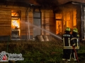 Gegen 18 Uhr ging ein Notruf bei der Feuerwehr in Bargteheide ein. Ein Feuer in einem Spänebunker war ausgebrochen. Als die ersten Kräfte eintrafen, hatte sich das Feuer bereits über die Dachkonstruktion auf weite Teile des 10x80m großen Gebäudes ausgebreitet. EIn Innenangriff war nicht mehr möglich, deswegen setzte die Feuerwehr mehrere Rohre im Außenangriff ein.  Es wurde die Alarmstufe auf FEU4 erhöht, sodass mehr als 100 Kräfte aus mehreren Wehren im Einsatz waren. Das Feuer konnte nach knapp 4 Stunden unter Kontrolle gebracht werden.  Da man Gefahrgüter in der Halle vermutete wurde der Löschzug-Gefahrgut ebenfalls an die Einsatzstelle beordert.  Foto: Dominick Waldeck