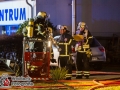 Gegen 18 Uhr ging ein Notruf bei der Feuerwehr in Bargteheide ein. Ein Feuer in einem Spänebunker war ausgebrochen. Als die ersten Kräfte eintrafen, hatte sich das Feuer bereits über die Dachkonstruktion auf weite Teile des 10x80m großen Gebäudes ausgebreitet. EIn Innenangriff war nicht mehr möglich, deswegen setzte die Feuerwehr mehrere Rohre im Außenangriff ein.  Es wurde die Alarmstufe auf FEU4 erhöht, sodass mehr als 100 Kräfte aus mehreren Wehren im Einsatz waren. Das Feuer konnte nach knapp 4 Stunden unter Kontrolle gebracht werden.  Da man Gefahrgüter in der Halle vermutete wurde der Löschzug-Gefahrgut ebenfalls an die Einsatzstelle beordert.  Foto: Dominick Waldeck