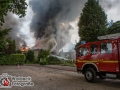 Schweißarbeiten der Dachdecker lösten einen Großeinsatz der Feuerwehr in Schenefeld aus. Mehr als 300 Einsatzkräfte von Feuerwehr, Rettungsdienst und THW sind im Einsatz gegen die Flammen in der Tennishalle sowie dem angrenzendem Nebengebäude.  EIne Person konnte kurz nach Eintreffen durch die FF Schenefeld gerettet werden. Weitere Menschen wurden zum Glück nicht verletzt. Die Rauchsäule war bis in weite Teile Hamburgs zu sehen. Auf einem angrenzendem Hof eines Autohauses brannten zehn Fahrzeuge durch die enorme Hitzestrahlung aus.  Die Halle stürzte trotz des massiven löscheinsatzes in sich zusammen. Die Bürgermeisterin Christiane Küchenhof machte sich vor Ort ein Bild der Lage und sprach mit den Einsatzkräften. Foto: Dominick Waldeck