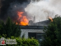 Schweißarbeiten der Dachdecker lösten einen Großeinsatz der Feuerwehr in Schenefeld aus. Mehr als 300 Einsatzkräfte von Feuerwehr, Rettungsdienst und THW sind im Einsatz gegen die Flammen in der Tennishalle sowie dem angrenzendem Nebengebäude.  EIne Person konnte kurz nach Eintreffen durch die FF Schenefeld gerettet werden. Weitere Menschen wurden zum Glück nicht verletzt. Die Rauchsäule war bis in weite Teile Hamburgs zu sehen. Auf einem angrenzendem Hof eines Autohauses brannten zehn Fahrzeuge durch die enorme Hitzestrahlung aus.  Die Halle stürzte trotz des massiven löscheinsatzes in sich zusammen. Die Bürgermeisterin Christiane Küchenhof machte sich vor Ort ein Bild der Lage und sprach mit den Einsatzkräften. Foto: Dominick Waldeck