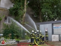 Schweißarbeiten der Dachdecker lösten einen Großeinsatz der Feuerwehr in Schenefeld aus. Mehr als 300 Einsatzkräfte von Feuerwehr, Rettungsdienst und THW sind im Einsatz gegen die Flammen in der Tennishalle sowie dem angrenzendem Nebengebäude.  EIne Person konnte kurz nach Eintreffen durch die FF Schenefeld gerettet werden. Weitere Menschen wurden zum Glück nicht verletzt. Die Rauchsäule war bis in weite Teile Hamburgs zu sehen. Auf einem angrenzendem Hof eines Autohauses brannten zehn Fahrzeuge durch die enorme Hitzestrahlung aus.  Die Halle stürzte trotz des massiven löscheinsatzes in sich zusammen. Die Bürgermeisterin Christiane Küchenhof machte sich vor Ort ein Bild der Lage und sprach mit den Einsatzkräften. Foto: Dominick Waldeck