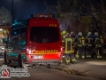 Am Dienstagabend kam es in Escheburg im Herzogtum Lauenburg zu einem größeren Feuer an der B5(alte Landstraße). Es brannten zwei PKW Mercedes und Volvo unter einem Carport.  Bei Eintreffen der Escheburger Feuerwehr standen beide Autos sowie das Carport in Vollbrand. Das Feuer griff durch die enorme Hitzestrahlung auch auf den Dachstuhl eines anliegenden Wohnhauses über. Vollalarm für 4 Feuerwehren aus Escheburg, Börnsen, Kröppelshagen-Fahrendorf und Geesthacht. Es waren um die 80 Einsatzkräfte im Einsatz, die mit mehreren Rohren den Brand bekämpften. Die Brandursache ist nun Ermittlungssache der Polizei. Foto: Dominick Waldeck