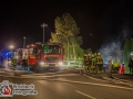 Am Dienstagabend kam es in Escheburg im Herzogtum Lauenburg zu einem größeren Feuer an der B5(alte Landstraße). Es brannten zwei PKW Mercedes und Volvo unter einem Carport.  Bei Eintreffen der Escheburger Feuerwehr standen beide Autos sowie das Carport in Vollbrand. Das Feuer griff durch die enorme Hitzestrahlung auch auf den Dachstuhl eines anliegenden Wohnhauses über. Vollalarm für 4 Feuerwehren aus Escheburg, Börnsen, Kröppelshagen-Fahrendorf und Geesthacht. Es waren um die 80 Einsatzkräfte im Einsatz, die mit mehreren Rohren den Brand bekämpften. Die Brandursache ist nun Ermittlungssache der Polizei. Foto: Dominick Waldeck