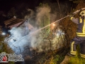 Am Dienstagabend kam es in Escheburg im Herzogtum Lauenburg zu einem größeren Feuer an der B5(alte Landstraße). Es brannten zwei PKW Mercedes und Volvo unter einem Carport.  Bei Eintreffen der Escheburger Feuerwehr standen beide Autos sowie das Carport in Vollbrand. Das Feuer griff durch die enorme Hitzestrahlung auch auf den Dachstuhl eines anliegenden Wohnhauses über. Vollalarm für 4 Feuerwehren aus Escheburg, Börnsen, Kröppelshagen-Fahrendorf und Geesthacht. Es waren um die 80 Einsatzkräfte im Einsatz, die mit mehreren Rohren den Brand bekämpften. Die Brandursache ist nun Ermittlungssache der Polizei. Foto: Dominick Waldeck