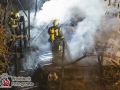 Am Dienstagabend kam es in Escheburg im Herzogtum Lauenburg zu einem größeren Feuer an der B5(alte Landstraße). Es brannten zwei PKW Mercedes und Volvo unter einem Carport.  Bei Eintreffen der Escheburger Feuerwehr standen beide Autos sowie das Carport in Vollbrand. Das Feuer griff durch die enorme Hitzestrahlung auch auf den Dachstuhl eines anliegenden Wohnhauses über. Vollalarm für 4 Feuerwehren aus Escheburg, Börnsen, Kröppelshagen-Fahrendorf und Geesthacht. Es waren um die 80 Einsatzkräfte im Einsatz, die mit mehreren Rohren den Brand bekämpften. Die Brandursache ist nun Ermittlungssache der Polizei. Foto: Dominick Waldeck