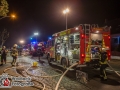 Am Dienstagabend kam es in Escheburg im Herzogtum Lauenburg zu einem größeren Feuer an der B5(alte Landstraße). Es brannten zwei PKW Mercedes und Volvo unter einem Carport.  Bei Eintreffen der Escheburger Feuerwehr standen beide Autos sowie das Carport in Vollbrand. Das Feuer griff durch die enorme Hitzestrahlung auch auf den Dachstuhl eines anliegenden Wohnhauses über. Vollalarm für 4 Feuerwehren aus Escheburg, Börnsen, Kröppelshagen-Fahrendorf und Geesthacht. Es waren um die 80 Einsatzkräfte im Einsatz, die mit mehreren Rohren den Brand bekämpften. Die Brandursache ist nun Ermittlungssache der Polizei. Foto: Dominick Waldeck