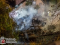Am Dienstagabend kam es in Escheburg im Herzogtum Lauenburg zu einem größeren Feuer an der B5(alte Landstraße). Es brannten zwei PKW Mercedes und Volvo unter einem Carport.  Bei Eintreffen der Escheburger Feuerwehr standen beide Autos sowie das Carport in Vollbrand. Das Feuer griff durch die enorme Hitzestrahlung auch auf den Dachstuhl eines anliegenden Wohnhauses über. Vollalarm für 4 Feuerwehren aus Escheburg, Börnsen, Kröppelshagen-Fahrendorf und Geesthacht. Es waren um die 80 Einsatzkräfte im Einsatz, die mit mehreren Rohren den Brand bekämpften. Die Brandursache ist nun Ermittlungssache der Polizei. Foto: Dominick Waldeck